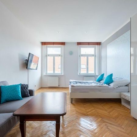 Bright Apartment Few Steps From Centre Praga Esterno foto